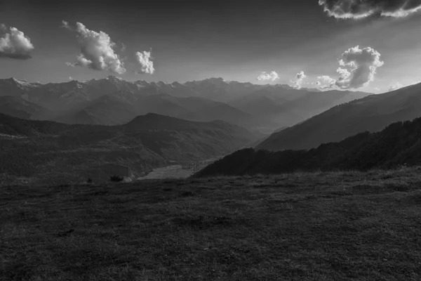 白と黒の山の風景 — ストック写真