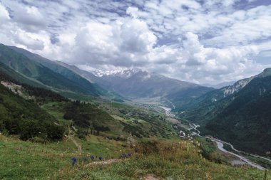 Svaneti, Gürcistan'da bir dağ vadisinin görünümü.