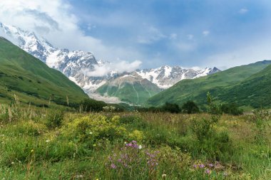 Dağın görünümü Svaneti, Gürcistan. 