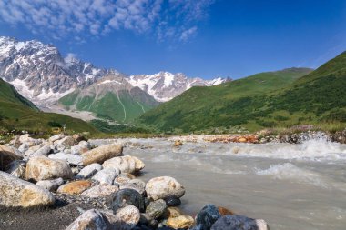 Gürcistan dağlarında nehir
