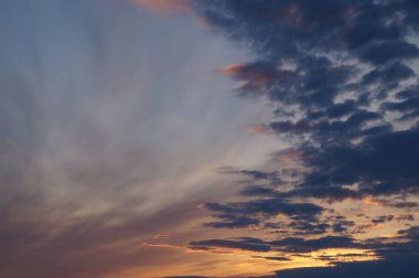 Gün batımında bulutlar