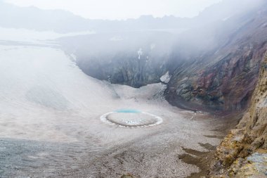 Gorely yanardağı kraterinde buz gölü, Kamçatka, Rusya