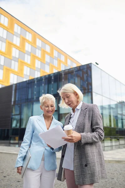 Deux Collègues Matures Tenue Formelle Debout Dans Document Lecture Ville — Photo