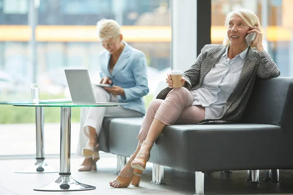 Donna Affari Matura Seduta Sul Divano Bere Caffè Parlare Sul — Foto Stock