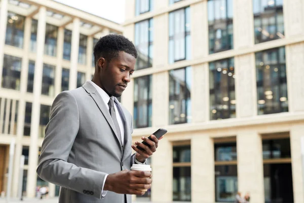 Hombre Negocios Africano Serio Traje Beber Café Leer Mensaje Teléfono — Foto de Stock