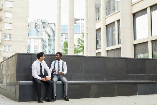 Dos Jóvenes Empresarios Discuten Momento Trabajo Aire Libre Ciudad — Foto de Stock