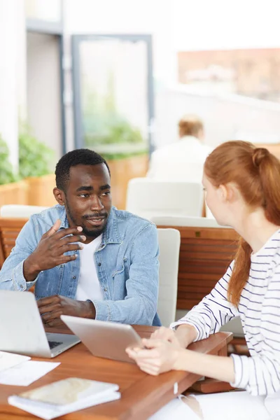 Afrikaanse Jonge Man Uit Leggen Iets Aan Jonge Vrouw Tijdens — Stockfoto