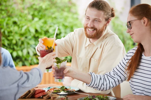 Close Young People Celebrating Cafe Holding Glasses Cocktails Toasting — Stock Photo, Image
