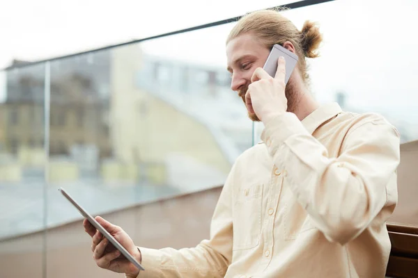 Hombre Barbudo Joven Mirando Tableta Digital Consultar Alguien Teléfono Móvil — Foto de Stock