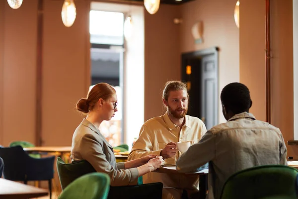 일단의 사업가들이 커피숍에서 사업상의 모임을 팀에서의 계획에 — 스톡 사진