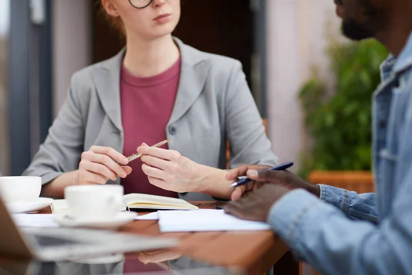 Close Van Een Afrikaanse Man Een Jonge Zakenvrouw Die Met — Stockfoto