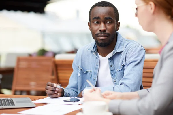 Multi Etnische Jonge Collega Uit Het Bedrijfsleven Die Met Elkaar — Stockfoto