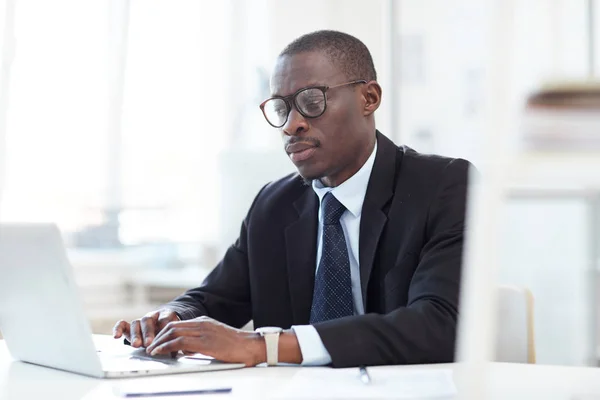 Homme Affaires Africain Sérieux Dans Les Lunettes Assis Table Tapant — Photo