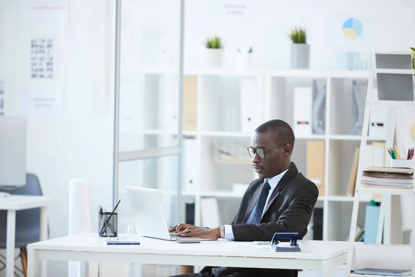 Homme Affaires Africain Concentré Dans Les Lunettes Tapant Sur Clavier — Photo