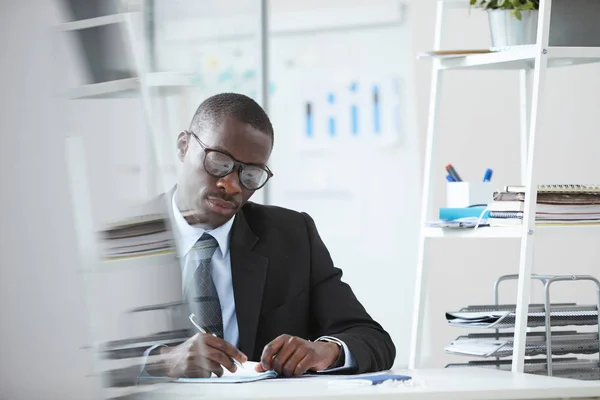 Homme Affaires Africain Sérieux Avec Des Lunettes Assis Table Remplissant — Photo