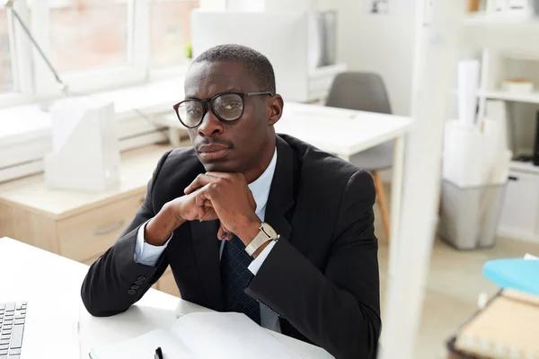Portrait Entrepreneur Africain Assis Sur Lieu Travail Bureau Regardant Sérieusement — Photo