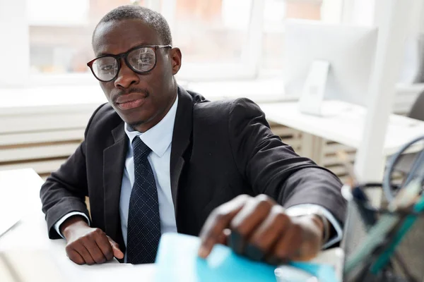 Homme Affaires Africain Sérieux Dans Les Lunettes Costume Occupé Avec — Photo