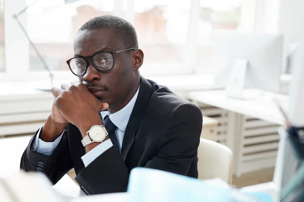 Portrait Entrepreneur Africain Assis Sur Lieu Travail Bureau Regardant Sérieusement — Photo