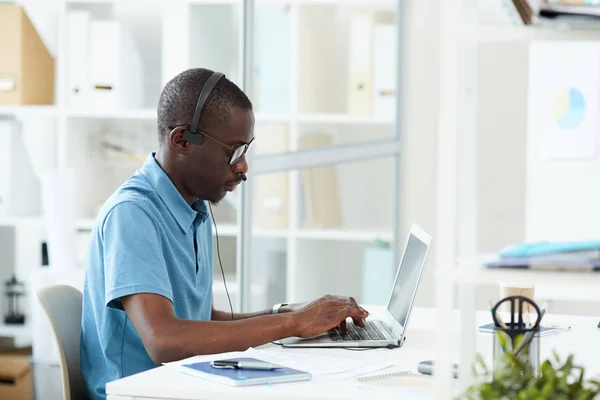 Serious African Programmer Casual Clothing Wearing Headphones Concentrating Work Laptop — Stock Photo, Image