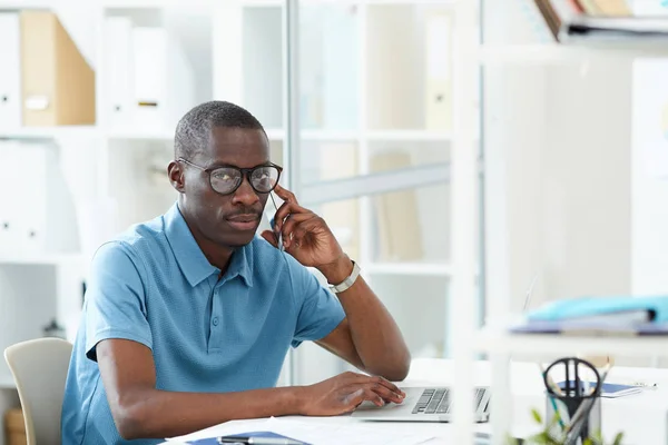 Portrait Homme Affaires Africain Portant Des Lunettes Des Vêtements Décontractés — Photo