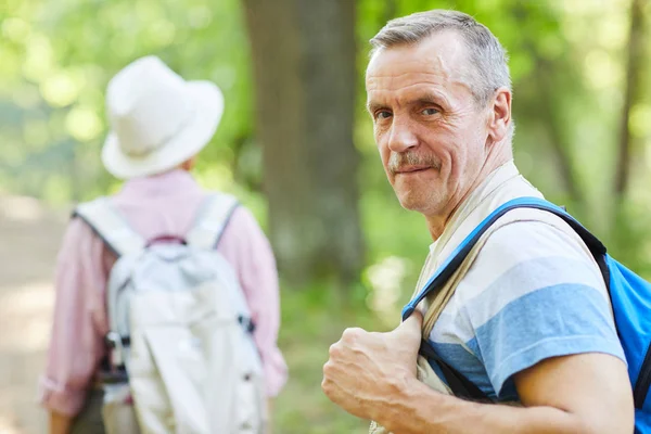 Gammal Par Promenader Utomhus Njuter Sommaren Skog — Stockfoto