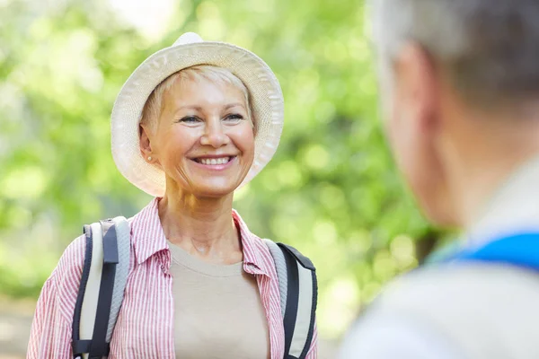 Yazın Dışarıda Dikilen Adama Gülümseyen Şapkalı Mutlu Olgun Bir Kadının — Stok fotoğraf