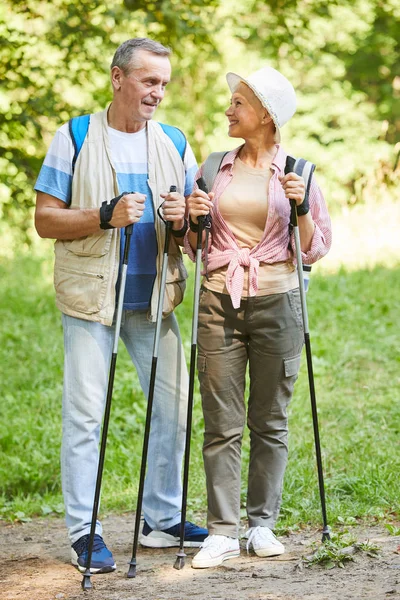 Porträt Einer Reifen Frau Mit Hut Und Rucksack Die Die — Stockfoto