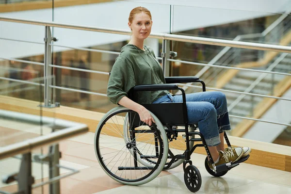 Jovem Ruiva Sentada Cadeira Rodas Hospital Moderno — Fotografia de Stock