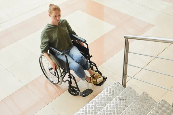 Mulher Ruiva Sentada Cadeira Rodas Olhando Escadas Pensando Como Subir — Fotografia de Stock