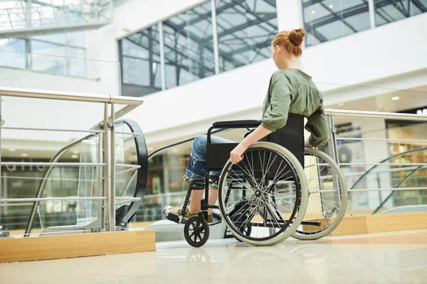 Инвалидная Молодая Женщина Инвалидной Коляске Возле Эскалатора Торговом Центре — стоковое фото