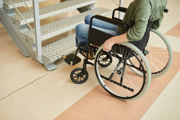 Close Mulher Jovem Deficiente Sentado Cadeira Rodas Perto Escadas Edifício — Fotografia de Stock