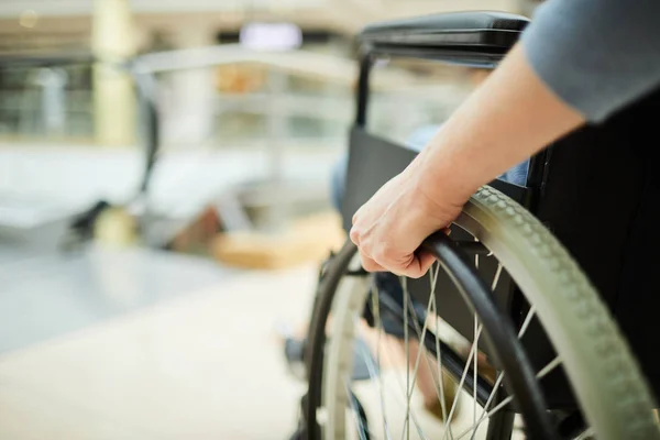 Hastanedeki tekerlekli sandalyede oturan engelli kadın hastaya yakın çekim