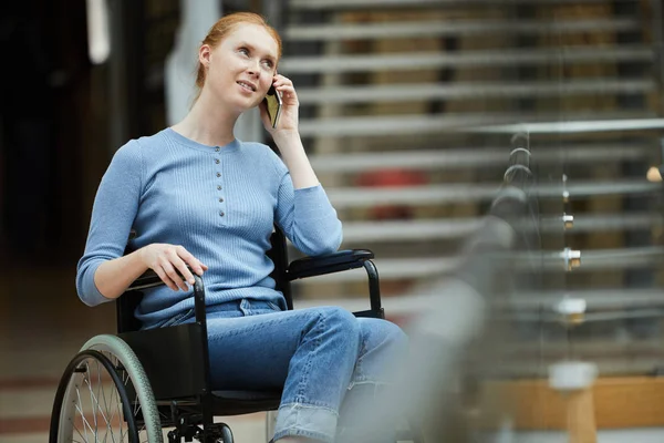 Jovem Deficiente Sentada Cadeira Rodas Ouvindo Alguém Celular Sorrindo — Fotografia de Stock