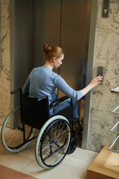 Close Uma Jovem Doente Com Deficiência Botão Cadeira Rodas Utilizando — Fotografia de Stock