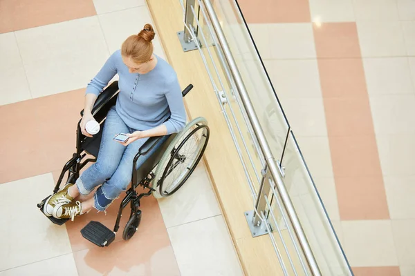 Visão Alto Ângulo Jovem Deficiente Sentada Cadeira Rodas Usando Telefone — Fotografia de Stock