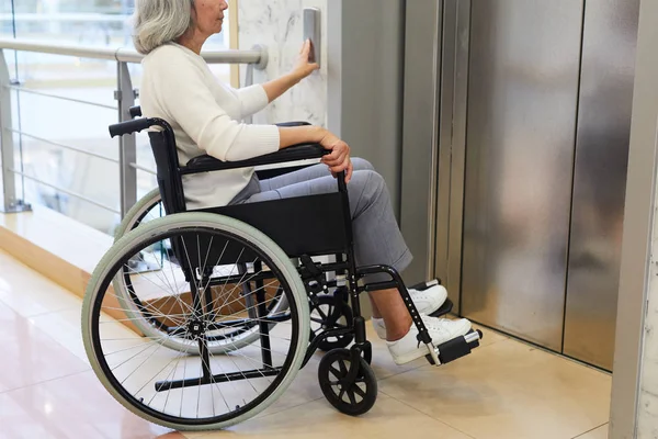 Mulher Sênior Sentada Cadeira Rodas Apertando Botão Usando Elevador Edifício — Fotografia de Stock