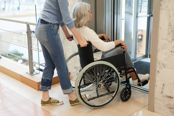 Mulher Jovem Ajudando Paciente Com Deficiência Sênior Elevador Movimento Cadeira — Fotografia de Stock