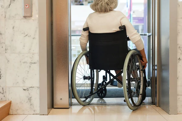 Инвалидная Старшая Женщина Сидящая Инвалидной Коляске Лифте — стоковое фото