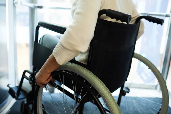 Инвалидная Старшая Женщина Сидящая Инвалидной Коляске Лифте — стоковое фото