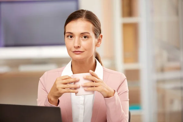 Retrato Jovem Empresária Sentada Mesa Com Laptop Segurando Xícara Café — Fotografia de Stock