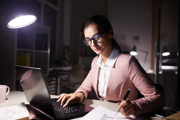 Jeune Femme Affaires Lunettes Concentrant Sur Travail Ligne Sur Ordinateur — Photo