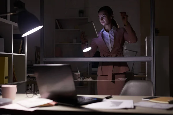 Jeune Femme Affaires Debout Regardant Tablette Numérique Prenant Des Notes — Photo