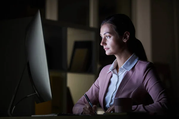 Trabajador Oficina Serio Mirando Monitor Computadora Tomando Notas Mesa Trabajo — Foto de Stock