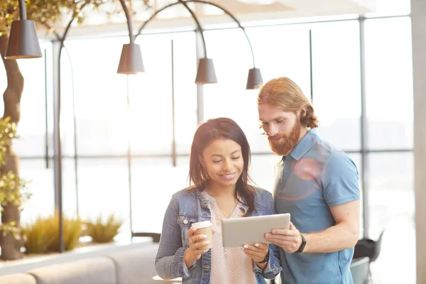 Portret Van Jong Casual Paar Met Tablet Koffie Drinken Staan — Stockfoto