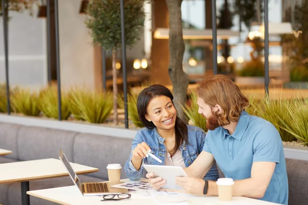 Ung Forretningskvinne Diskuterer Med Mannen Nytt Nettprosjekt Mens Hun Sitter – stockfoto