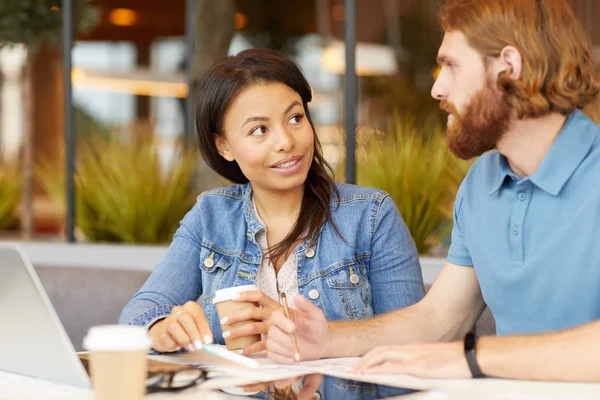 Jeune Femme Souriante Vêtements Décontractés Boire Café Parler Homme Barbu — Photo