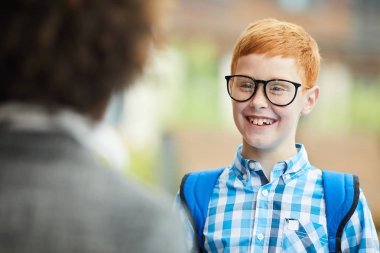 Dışarıda poz veren komik sınıf arkadaşları.