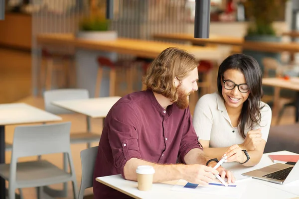 Junge Geschäftsleute Treffen Sich Café Tisch Und Besprechen Team Neue — Stockfoto