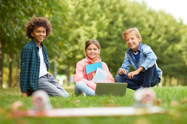 Portrait Groupe Multiethnique Amis Assis Sur Herbe Verte Avec Des — Photo