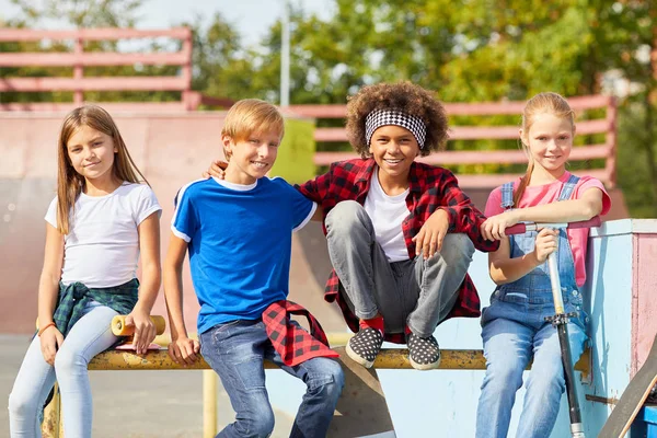 Ritratto Gruppo Multietnico Bambini Seduti Sulla Panchina Sorridenti Davanti Alla — Foto Stock